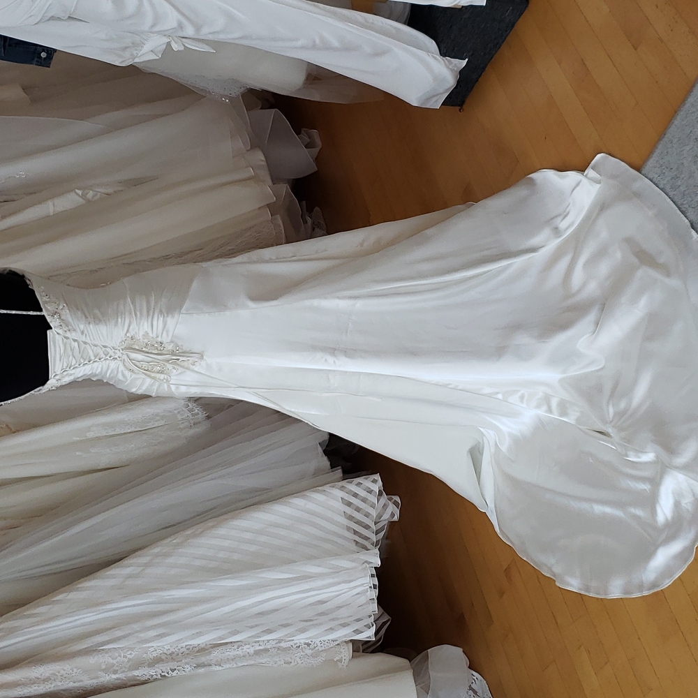 Silky satin Maggie Sottero gown - Picture 4 of 7